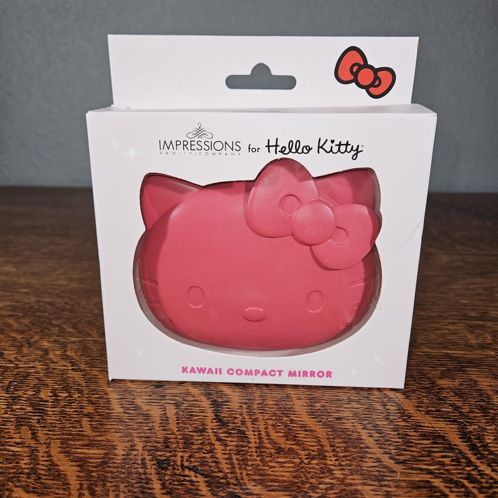 Hello Kitty Kawaii Battery Compact Mirror NIB - Picture 2 of 7